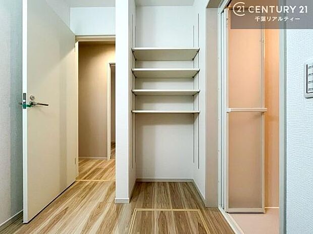 収納たっぷりの洗面室!日用品のストックやバスタオルがスッキリと収納できて取り出しやすい!水回りがスッキリ片付いて気持ちの良い空間!