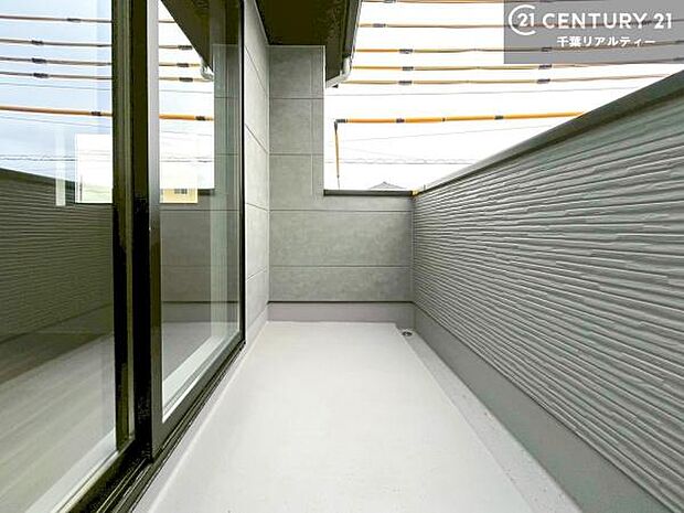 陽当たり良好なバルコニーです!晴れた日には青い空を見渡せる開放的な時間を楽しめます。