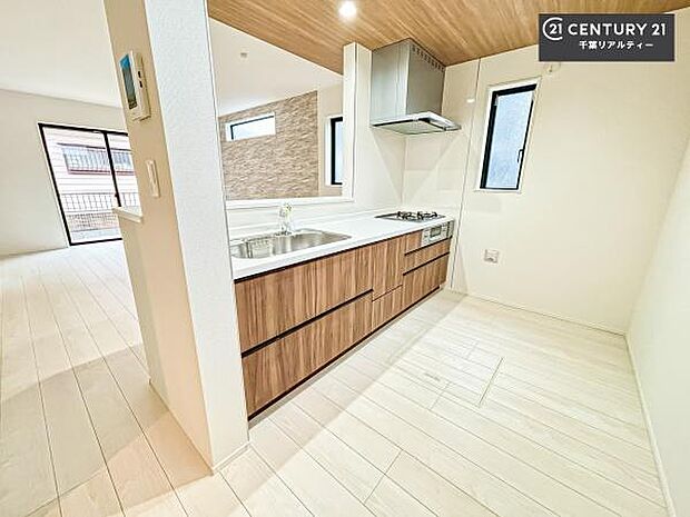 ゆとりある調理スペースで作業がしやすい快適なキッチンです!お子様と一緒にお菓子造りも楽しめる広々スペースです。楽しい調理時間になりそうですね!