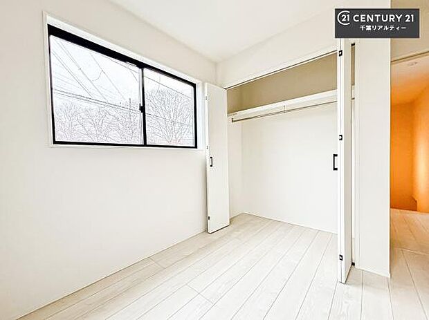 収納スペースがしっかり確保されているため、おもちゃや学用品もサッと片付き、いつでもスッキリ。綺麗な空間が保てます!