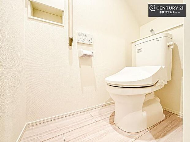 清潔感のある色味のお手洗いです!さわやかでスッキリする空間です!白を基調としているので、お手入れがしやすいトイレです!