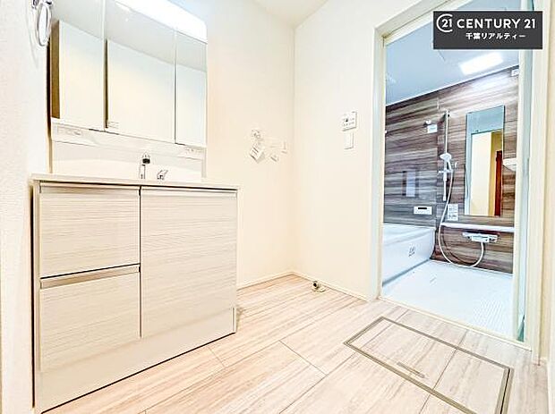 三面鏡仕様の洗面所は、身だしなみがしやすい造り!裏は収納になっています。ドライヤーやお化粧道具を片付けられるので洗面台周りをスッキリと見せることが出来ます!