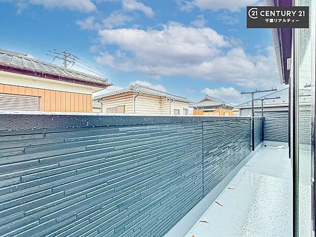 陽当たりの良いバルコニーで、お洗濯物もよく乾きそうですね!お天気の良い日にはバルコニーへ出てリフレッシュするのも気持ちよさそうです。