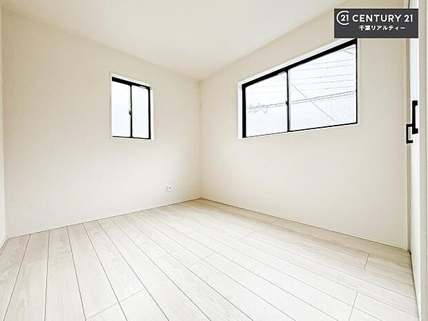 明るい室内は、風通しも良く、明るく大変居心地の良い空間となっております。リラックスして過ごせる心地の良いお部屋です!