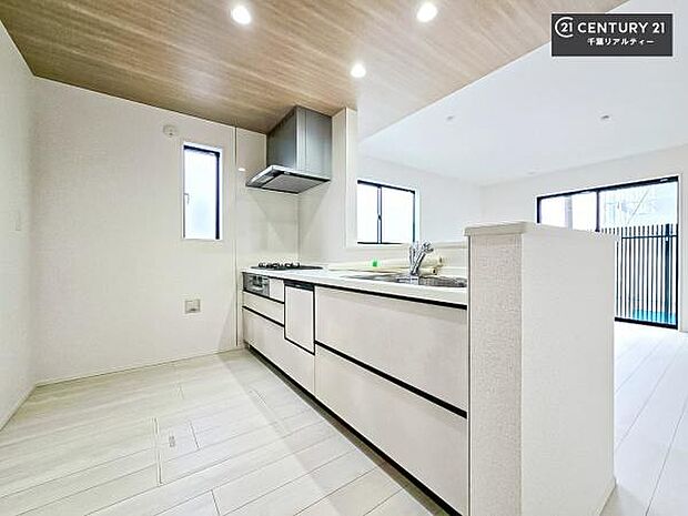 ゆとりある調理スペースで作業がしやすい快適なキッチンです!お子様と一緒にお菓子造りも楽しめる広々スペースです。楽しい調理時間になりそうですね!