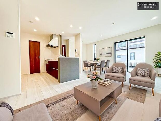 家具はCGパースです。心地良いリビングは家族が自然と集まります。家族団欒の時間が増えそうです。ご家族と、より一層充実した時間を過ごせそうですね。