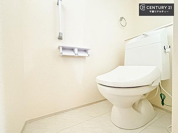 清潔感のある色味のお手洗いです!さわやかでスッキリする空間です!白を基調としているので、お手入れがしやすいトイレです!