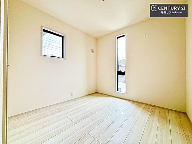 明るい室内は、風通しも良く、明るく大変居心地の良い空間となっております。リラックスして過ごせる心地の良いお部屋です!