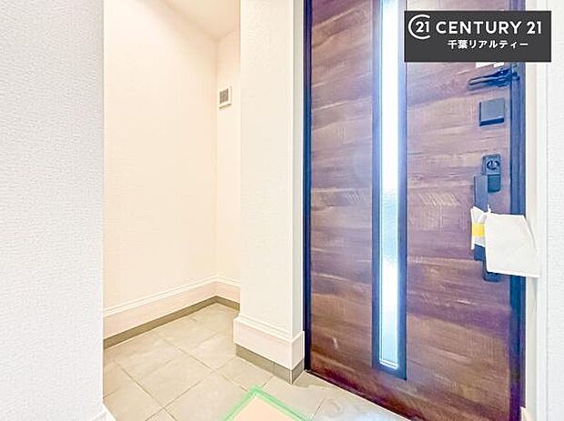 シューズクローク付きです!シューズだけでなくベビーカーや折り畳み自転車、アウトドア用品もスッキリと片付けられます!