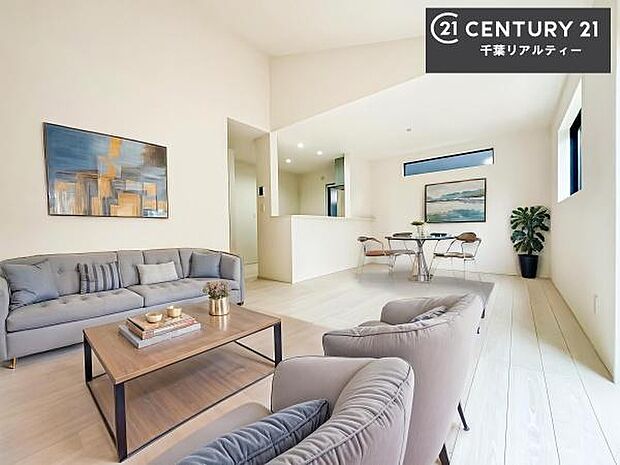 家具はCGパースです。大切な家族が集まるからこそLDKにはこだわりたい。子供たちが元気に笑いながら走り回っている姿を見た時が「広い家にして良かった」と思う瞬間です。