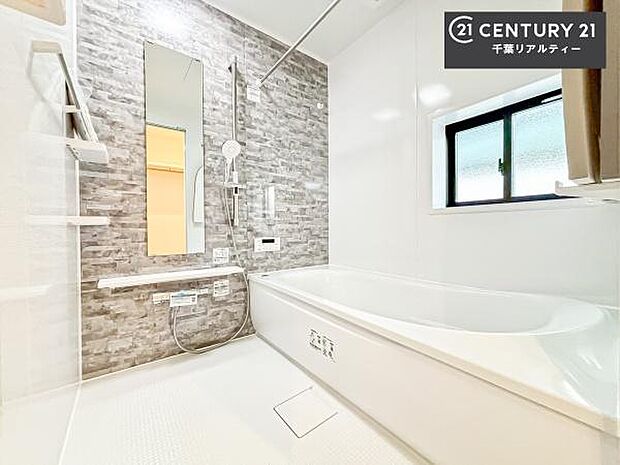 落ち着きある大人の雰囲気のバスルームは、味が出ていてバスタイムが充実!お仕事頑張っているご褒美にお好みの匂いの入浴剤を入れて、楽しんでみてはいかがでしょうか?