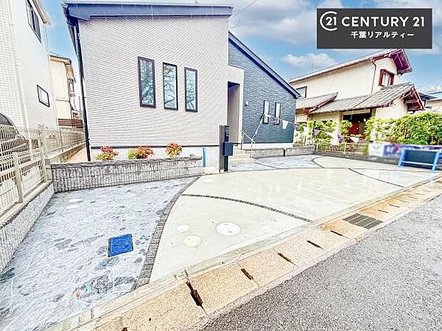 カースペース最大3台駐車可能。毎日の通勤やお買い物に便利で、来客時にもゆとりをもってお使いいただけます。