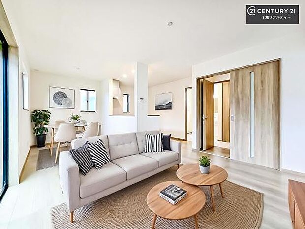 家具はCGパースです。開放感のある広々LDK!ソファーやダイニングテーブルを置いても窮屈にならないので快適に過ごせます!コミュニケーションが取りやすいリビングです!