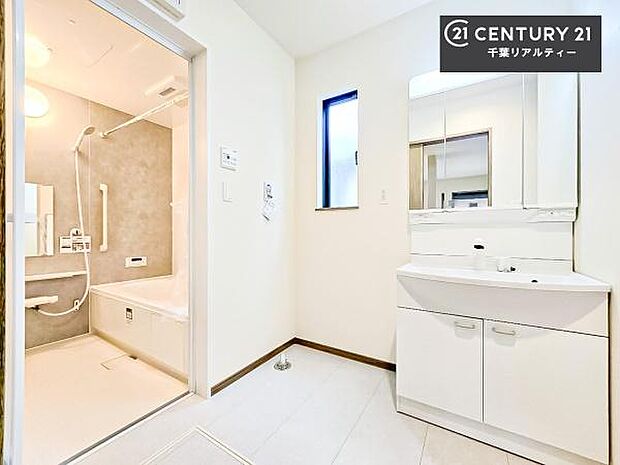 三面鏡仕様の洗面所は、身だしなみがしやすい造り!裏は収納になっています。ドライヤーやお化粧道具を片付けられるので洗面台周りをスッキリと見せることが出来ます!