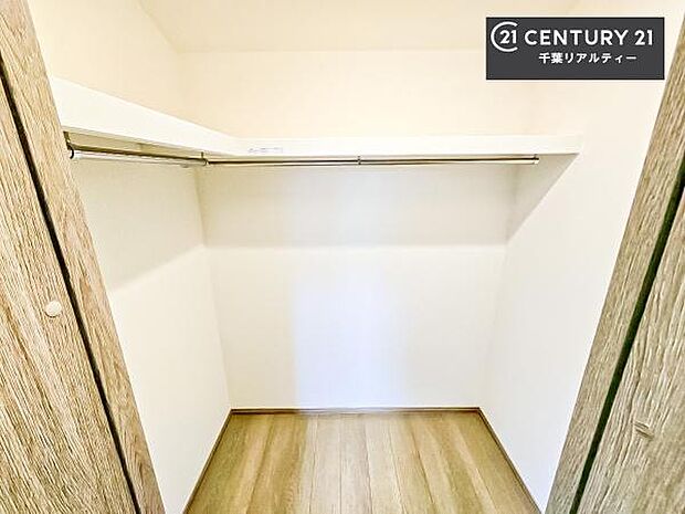 ウォークインクローゼット付きです。たくさんのお洋服などを収納しておけそうですね!他にも扇風機や加湿器など季節物の大きな家電も収納できます!