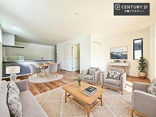 家具はCGパースです。優しい陽だまりがリビングを包んでくれて居心地の良い空間を演出してくれます!くつろぎの時間を過ごせます!