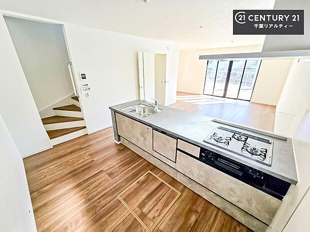 作業がしやすいシステムキッチンです!収納がたくさん付いているので、調理スペースに物を置かなくて済むので、広々使えて、快適に作業ができます!