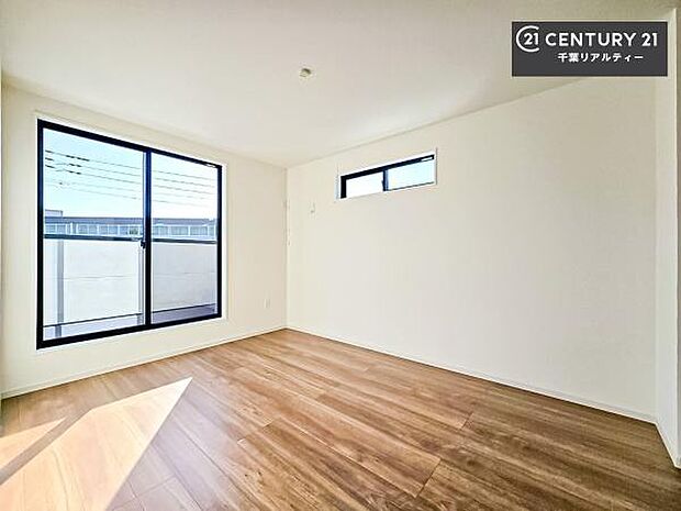 バルコニーに面している洋室です。明るく温もりがあり、換気もしっかりできます!朝起きて、外に出て背伸びをしつつ深呼吸をし良い朝を迎え入れることができます。