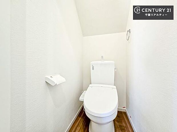1・2階にトイレがございます!朝の忙しい時間帯も待たずにすみそうですね。白を基調とした清潔感のあるトイレでお手入れがしやすいです!