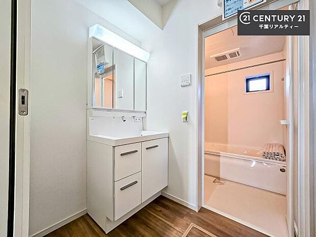 三面鏡仕様の洗面所は、身だしなみがしやすい造り!裏は収納になっています。ドライヤーやお化粧道具を片付けられるので洗面台周りをスッキリと見せることが出来ます!