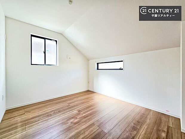 明るい室内は、風通しも良く、明るく大変居心地の良い空間となっております。リラックスして過ごせる心地の良いお部屋です!