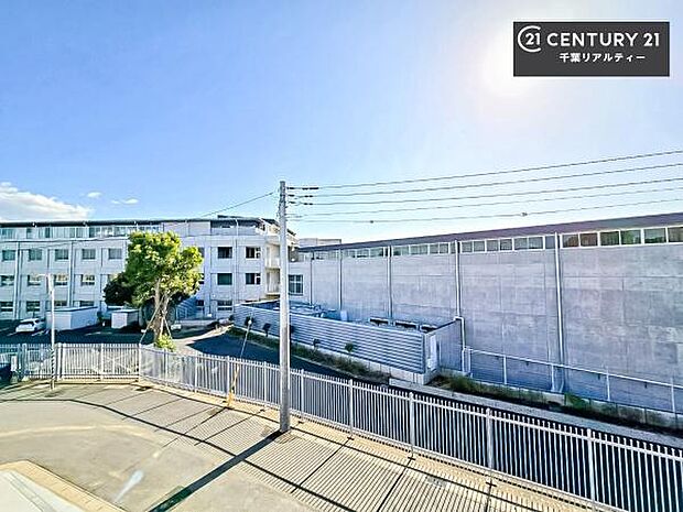 晴れた日には青い空を見渡せる開放的な時間を楽しめます。気持ちの良い風が通り抜ける街並みです!