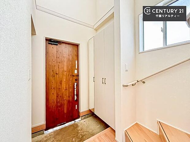 疲れて帰ってきても、ただいま!を言いたくなる、優しく迎え入れてくれる空間になっています。明るく温もり溢れる玄関です!