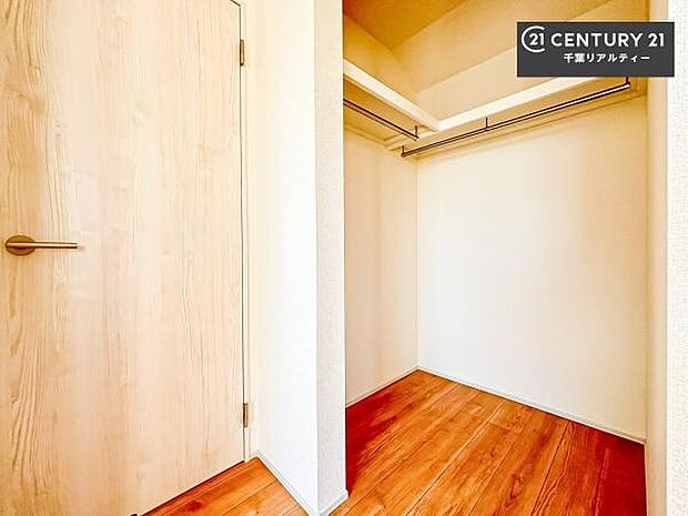 ウォークインクローゼット付きです。たくさんのお洋服などを収納しておけそうですね!他にも扇風機や加湿器など季節物の大きな家電も収納できます!