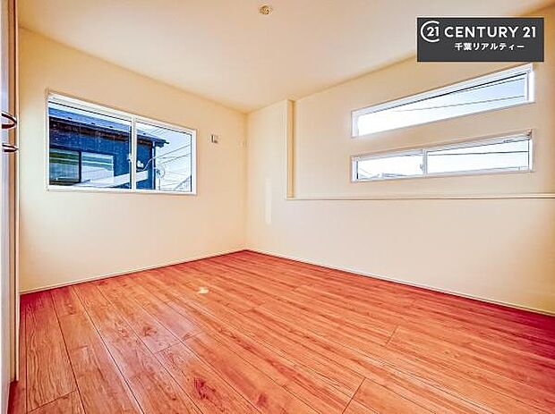 明るい室内は、風通しも良く、明るく大変居心地の良い空間となっております。リラックスして過ごせる心地の良いお部屋です!