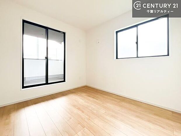 明るく風通しの良い居室です。「シンプル」にデザインされた室内。自由度が高いので家具やレイアウトでお好みの空間を創り上げられます。是非一度、現地にてご確認ください。(施工例)