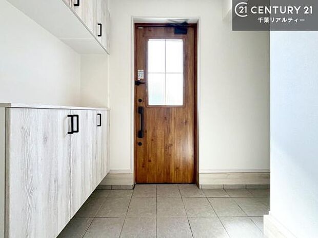 疲れて帰ってきても、ただいま!を言いたくなる、優しく迎え入れてくれる空間になっています。明るく温もり溢れる玄関です!(施工例)