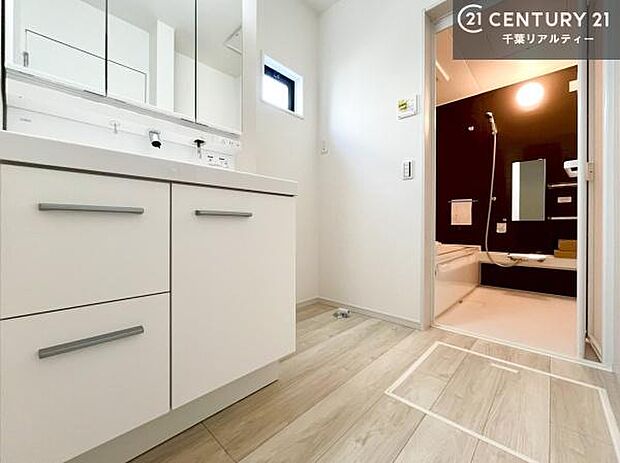 三面鏡仕様の洗面所は、身だしなみがしやすい造り!裏は収納になっています。ドライヤーやお化粧道具を片付けられるので洗面台周りをスッキリと見せることが出来ます!(施工例)