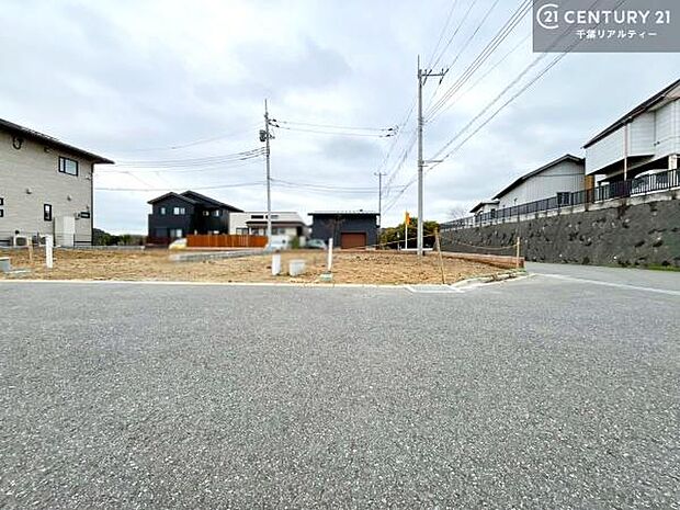 明るく開放的な角地でちょっと贅沢なお住まいをしませんか。