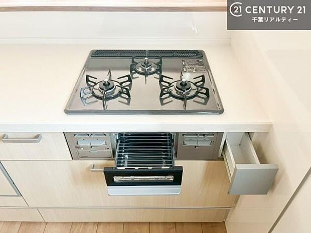 コンロは三口あるのでお料理の同時進行ができます。もちろんグリル付きです。調理スペースも広々している為作業がしやすい!使い勝手が良いシステムキッチンです!(同仕様)
