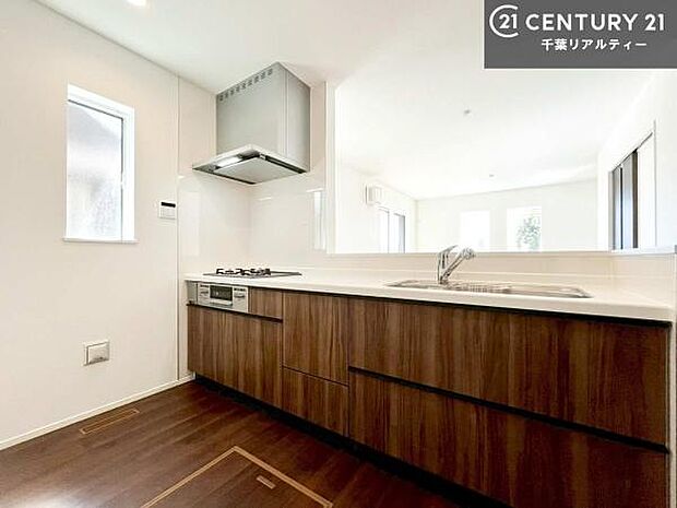 大人気の対面式システムキッチンを採用しています!ご家族のコミュニケーションが自然と増える設計です。お子様にも目が届くので嬉しいですね!広々使えて快適で作業が進みます。