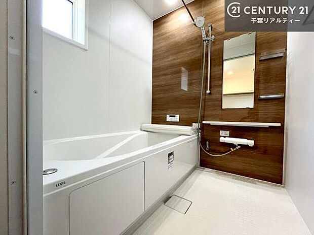 落ち着きある大人の雰囲気のバスルームは、味が出ていてバスタイムが充実!お仕事頑張っているご褒美にお好みの匂いの入浴剤を入れて、楽しんでみてはいかがでしょうか?