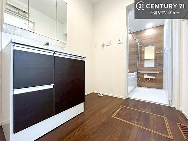 身なりを整える洗面所は、清潔感が大事です!水周りの清潔感のある雰囲気を演出!気持ちよくお使いいただけます。広々したスペースも嬉しいですね!