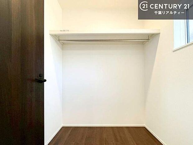 ファミリークロークを備えた住まいは、収納力と快適さを兼ね備えた贅沢な空間設計。衣類やバッグ、季節物までひとまとめにでき、日々の整理整頓がぐっとスマートに!