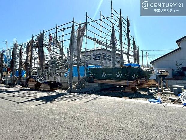 現在建築中。完成後は明るく開放的なリビングや最新設備のキッチンなど快適な空間が広がります。未完成だからこそ“新しい暮らし”への期待が高まる住まい。今しか見られない建築中の様子も必見です。