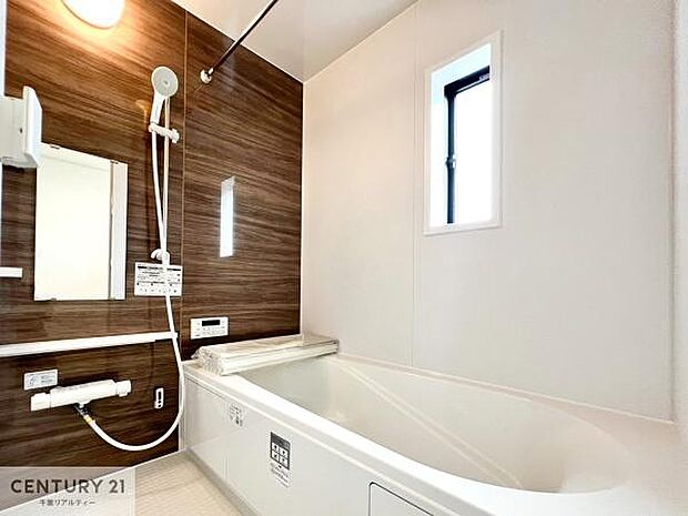 落ち着きある大人の雰囲気のバスルームは、味が出ていてバスタイムが充実!お仕事頑張っているご褒美にお好みの匂いの入浴剤を入れて、楽しんでみてはいかがでしょうか?