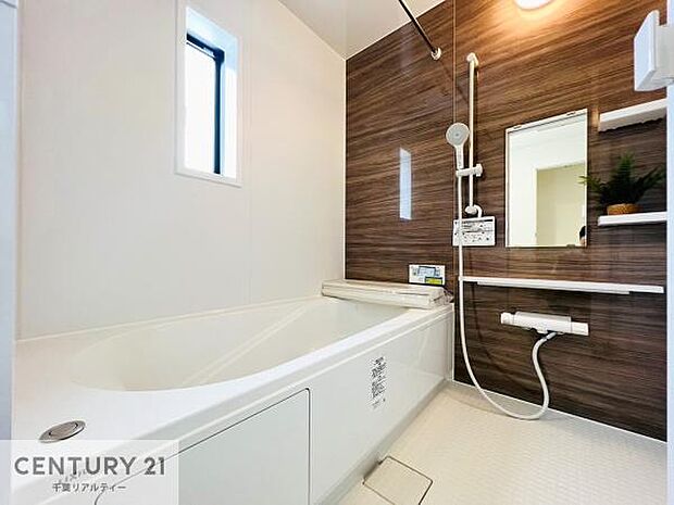 落ち着きある大人の雰囲気のバスルームは、味が出ていてバスタイムが充実!お仕事頑張っているご褒美にお好みの匂いの入浴剤を入れて、楽しんでみてはいかがでしょうか?