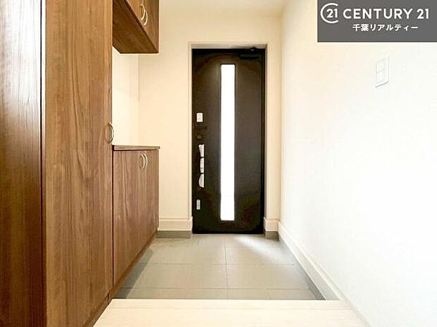 シューズボックス付きなので、玄関が片付きお掃除がしやすいです!スッキリした玄関で戸を開けた瞬間、清潔感のある心地いい空間が出迎えてくれます。