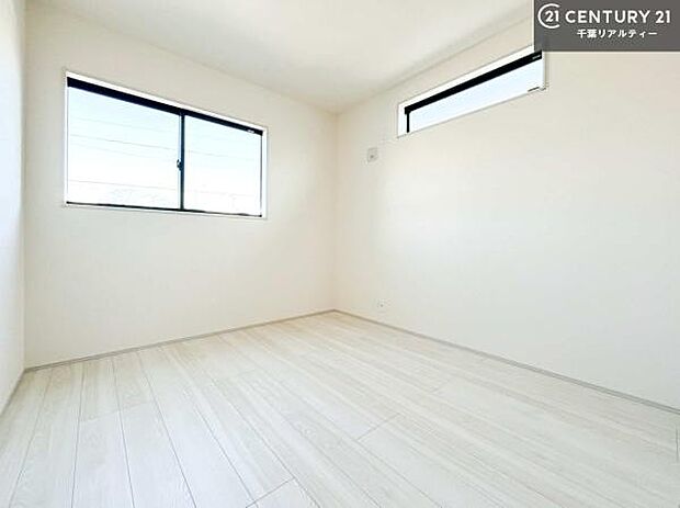 掃き出し窓がないお部屋は、お子様のお部屋としても安心です!収納スペースも充実しているので散らかったお部屋をサッと片付けられます!