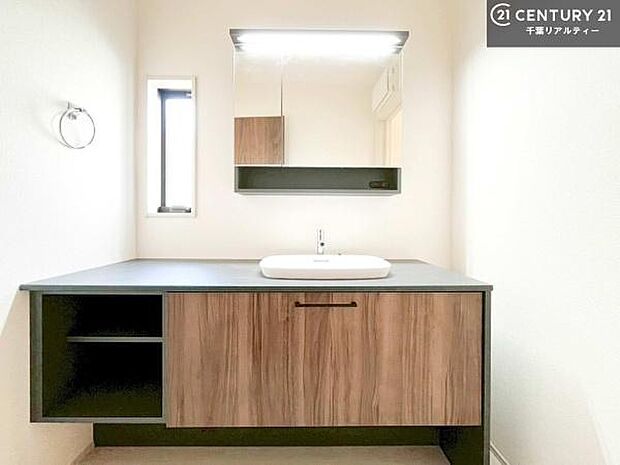 まるでホテルのパウダールームのような洗面スペース。広いカウンターはメイクやヘアセットにも使いやすく、朝の準備もスムーズです。