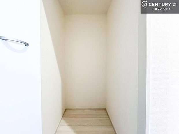 収納力に優れているからこそ、余計なモノを表に出さず、インテリアを美しくキープできます。シンプルで洗練された空間をお楽しみください。