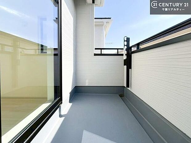 陽当たり良好なバルコニーです!晴れた日には青い空を見渡せる開放的な時間を楽しめます。