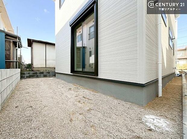 ちょっとしたお庭スぺースが付いています!ガーデニングも楽しめそうですね。