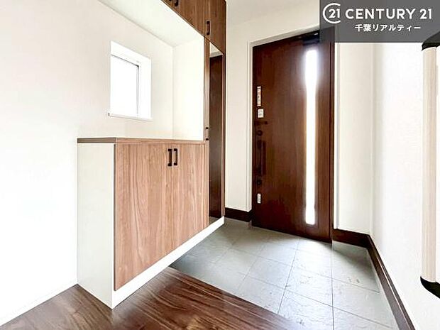 玄関のシューズボックスは、収納力良好で靴をすっきり整理できるだけでなく、上部を飾り棚として活用可能。お気に入りの小物やグリーンを置けば、来客を迎えるおしゃれな空間に仕上がります!