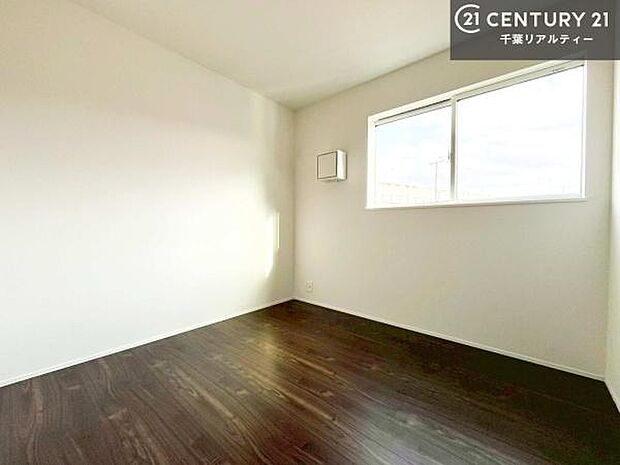 掃き出し窓がないお部屋は、お子様のお部屋としても安心です!収納スペースも充実しているので散らかったお部屋をサッと片付けられます!