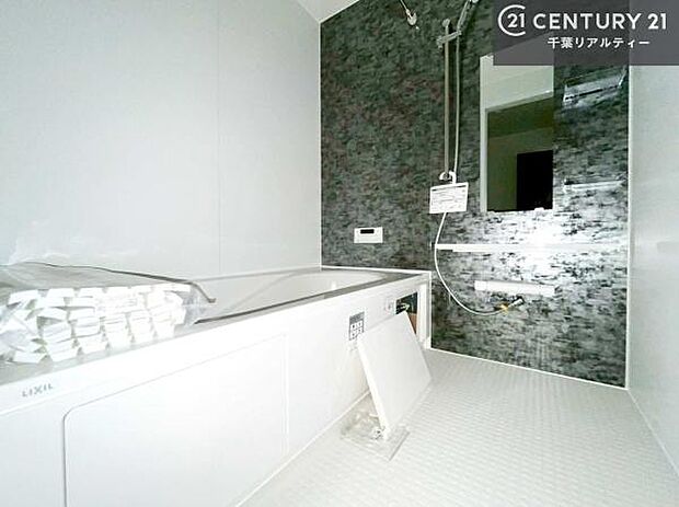 広々バスで一日の疲れをリフレッシュ。足が伸ばせるので、浴槽にもゆったりと浸かれますね!毎日のバスタイムが楽しみになります。